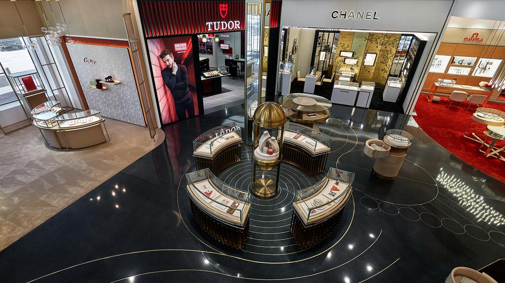 This shot taken from above shows the peacock design that was incorporated into the floor on the gallery level, as well as, from left, the Cartier Espace, Tudor boutique, Chanel shop-in-shop, and Omega boutique. CD Peacock overhead view of first floor