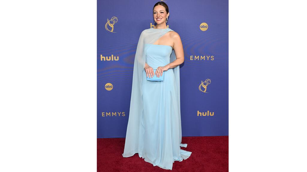 Hulu’s “The Bear” actress Abby Elliott wore the “Monique Lhuillier Bliss & Kay Jewelers” set to this year’s Emmys as Kay Jewelers targets a new generation of shoppers by “infiltrating into pop-culture moments,” like this awards show. Abby Elliot Wears Monique Lhuillier Bliss & Kay Jewelers Set