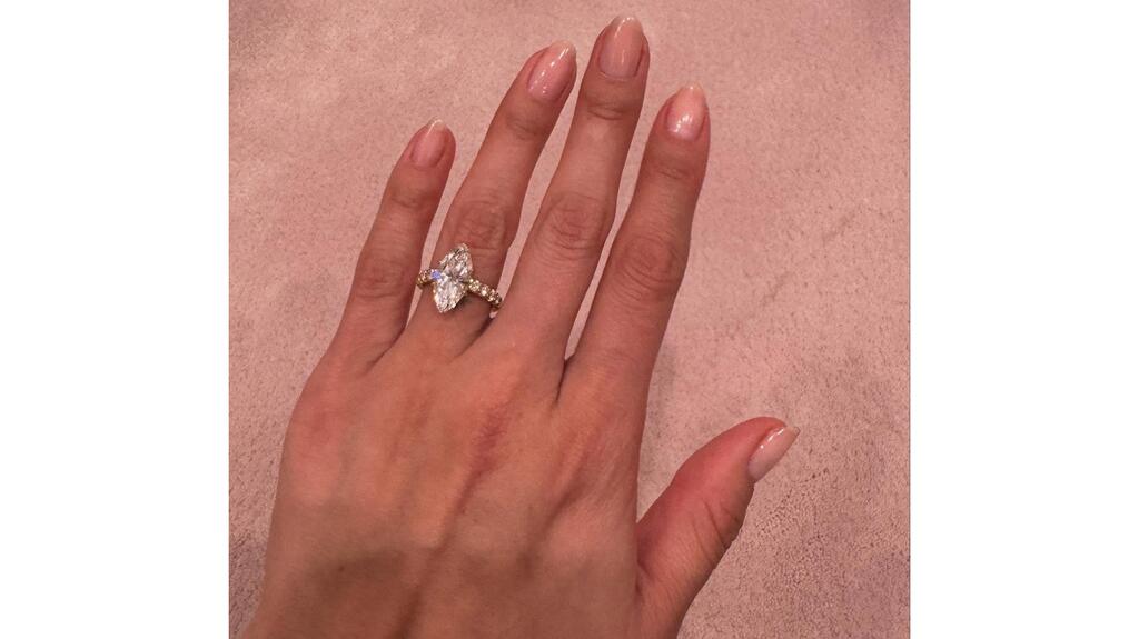 Selena Gomez’s solitaire engagement ring features a marquise-cut diamond estimated by jewelers to be anywhere between 4 and 9 carats, VVS1 clarity, and D to F color. Cost estimates range from $100,000 all the way up to $1 million. Selena Gomez Marquise Engagement Ring