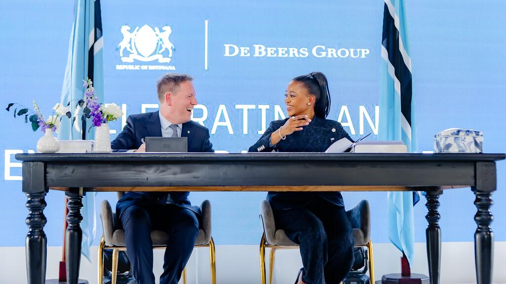 Bogolo Kenewendo and Al Cook at De Beers-Botswana signing