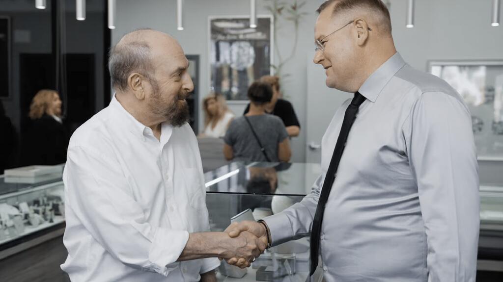 Former owner of Scottsdale Fine Jewelers Scott Lefcourt (left) shakes hands with new owner Kyle Brinker of Brinker’s Jewelers. Scott Lefcourt and Kyle Brinker