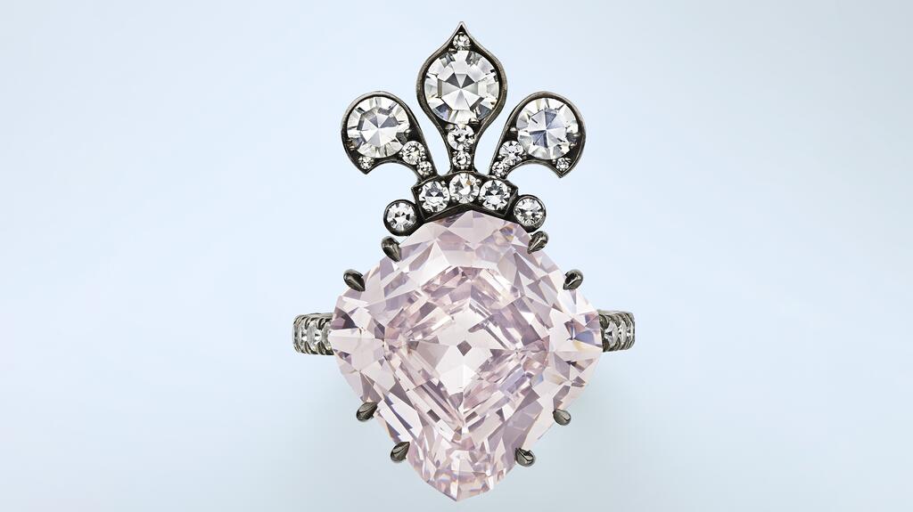 This antique 10.38-carat fancy purple-pink kite-shaped brilliant-cut diamond was set in a ring by Parisian jeweler Joel Arthur Rosenthal (JAR), which Christie’s said transformed it into “a contemporary masterpiece, imbued with centuries of royal history, elegance, and intrigue.” Marie-Thérèse Pink diamond
