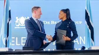 Botswana Minster of Minerals and Energy Bogolo Joy Kenewendo, right, shakes hands with De Beers Group CEO Al Cook Tuesday at the official signing of the new 10-year sales agreement between the diamond miner and marketer and the Botswana government. (Photo courtesy of De Beers Group) De Beers CEO Al Cook, Botswana Minster of Minerals and Energy Bogolo Joy Kenewendo