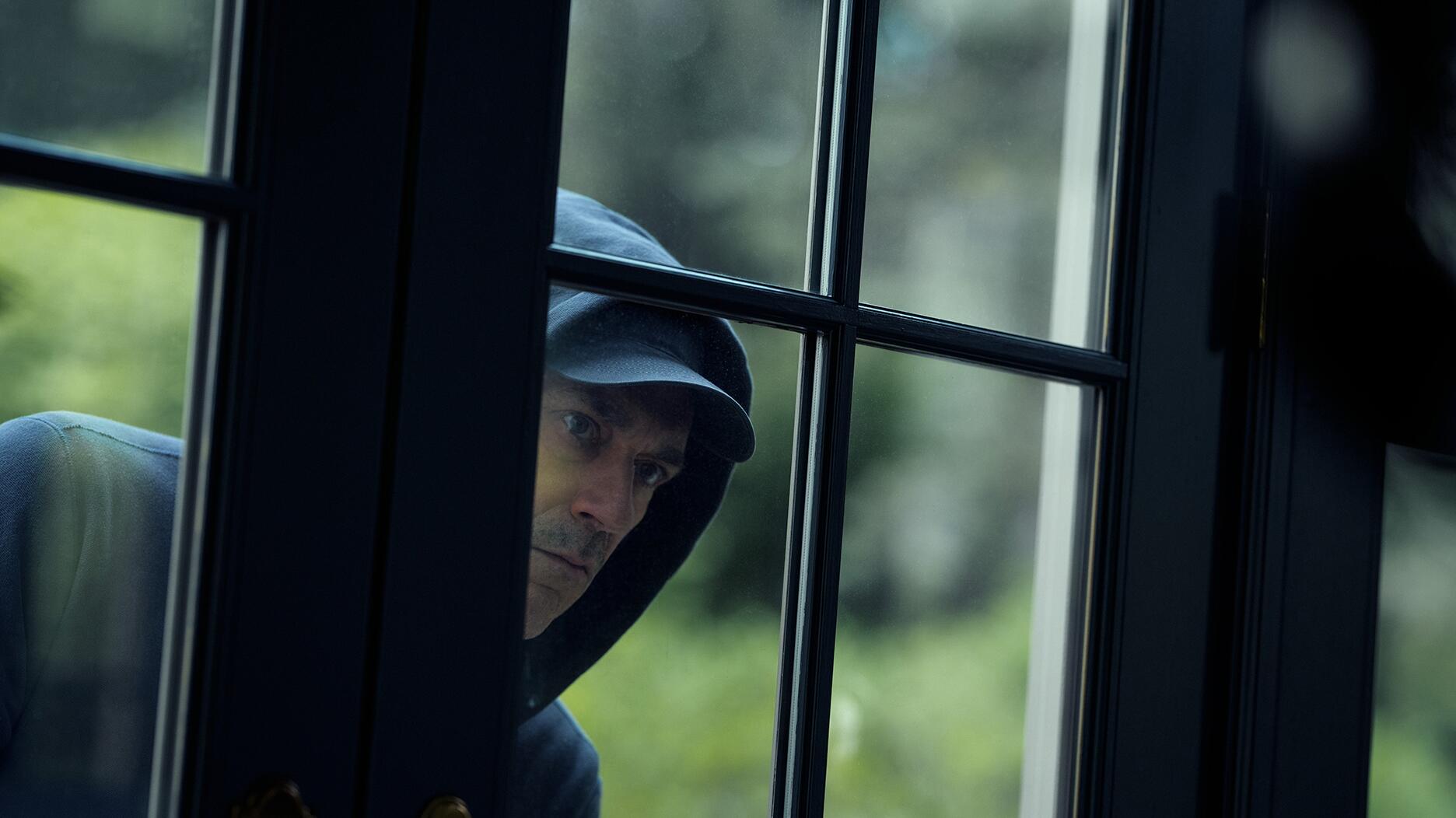 Jon Hamm, who won an Emmy for his role as Don Draper in the critically acclaimed series “Mad Men,” plays a disgraced hedge fund manager turned jewel thief in the new Apple TV+ series “Your Friends & Neighbors.” The series premiered last week. (Photo courtesy of Apple TV+) Screenshot from new Jon Hamm series on Apple TV+, Your Friends and Neighbors
