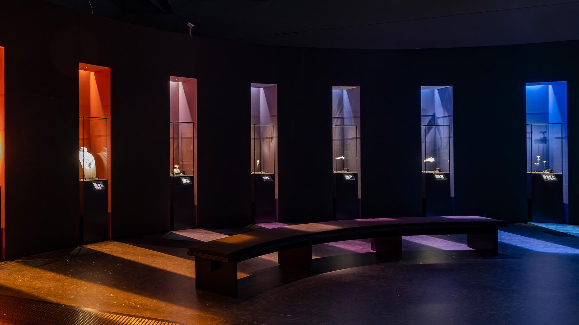 The “Cartier: Design, Craft, and Legacy” exhibition brings more than 350 historic objects out of the brand’s archives. It opened on April 12 and will run until Nov. 16 at the Victoria and Albert Museum in London. (Image © Victoria and Albert Museum, London) Cartier Exhibition Installation at Victoria & Albert Museum
