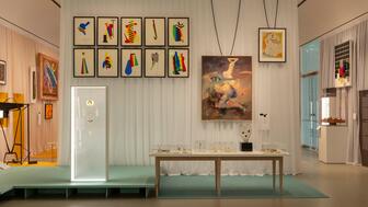 A new exhibition at the Norton Museum of Art in West Palm Beach, Florida, offers a look at more than 150 pieces of artist-designed jewelry. Artists’ Jewelry: From Cubism to Pop, the Diane Venet Collection