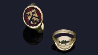 It is believed that this “Gresham grasshopper” signet ring, which features the coat of arms of Warner on one side and a grasshopper—the Gresham family crest—on the other, was gifted to Mark Warner by Sir Thomas Gresham in the late 16th century. Gresham grasshopper ring