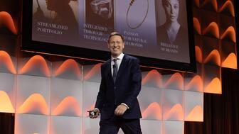 De Beers Group CEO Al Cook speaking Friday at a breakfast held during JCK Las Vegas. The diamond miner and marketer made a number of announcements at the show, including the introduction of its first “beacon” program in 16 years. De Beers CEO Al Cook speaking at JCK Las Vegas 2025