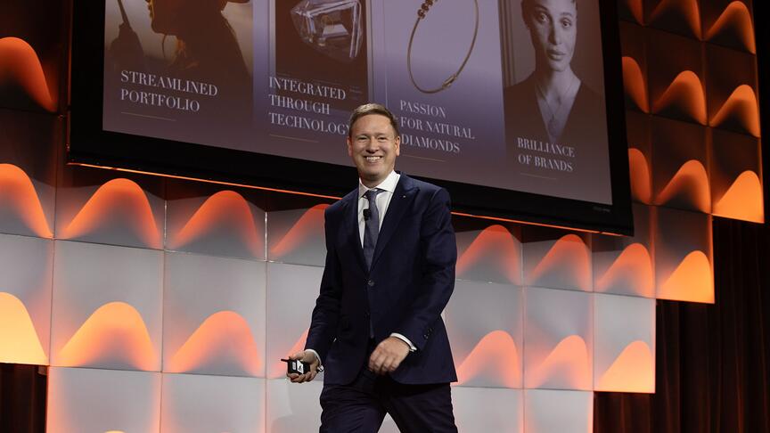 De Beers Group CEO Al Cook speaking Friday at a breakfast held during JCK Las Vegas. The diamond miner and marketer made a number of announcements at the show, including the introduction of its first “beacon” program in 16 years. De Beers CEO Al Cook speaking at JCK Las Vegas 2025